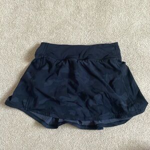 SIZE 4 Lululemon Pace Rival Mid Rise Skirt (camo)